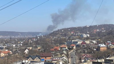 У Чернівцях горить суха трава У Чернівцях горить суха трава