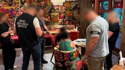 В Одесі працівницю районного ТЦК та СП затримали в одному з ресторанів
