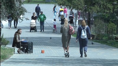 Послаблення карантину: в Одесі люди вийшли до парку Послаблення карантину: в Одесі люди вийшли до парку