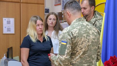У Житомирі родинам загиблих військових передали державні нагороди У Житомирі родинам загиблих військових передали державні нагороди