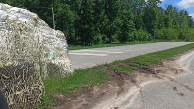 На блокпосту в Житомирі зупинили автівку, в якій були уламки літака та боєприпаси На блокпосту в Житомирі зупинили автівку, в якій були уламки літака та боєприпаси