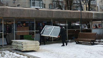 Квітковий павільйон демонтують на площі біля Черкаського драмтеатру Квітковий павільйон демонтують на площі біля Черкаського драмтеатру