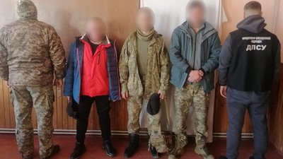 Троє чоловіків, яких затримала на Буковині біля кордону з Румунією