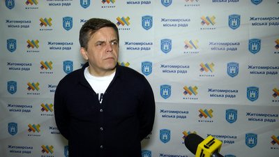 У Житомирі робітники ремонтують тротуари за бюджетні кошти у жилетках з написом прізвища депутата У Житомирі робітники ремонтують тротуари за бюджетні кошти у жилетках з написом прізвища депутата