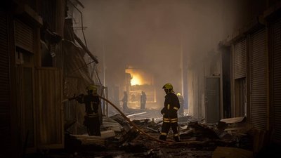 Рятувальники ліквідовують наслідки атаки Рятувальники ліквідовують наслідки атаки
