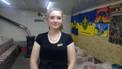 На Дніпропетровщині відкрили їдальню "Шлях захисників", де безоплатно годують військових, волонтерів та медиків На Дніпропетровщині відкрили їдальню "Шлях захисників", де безоплатно годують військових, волонтерів та медиків