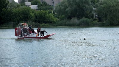 Як врятувати потопаючого: на річці Південний Буг вінницькі рятувальники провели показові навчання Як врятувати потопаючого: на річці Південний Буг вінницькі рятувальники провели показові навчання