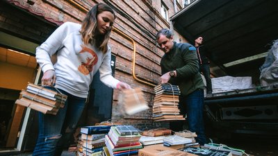 На підтримку військових: столична книгарня "Сяйво книги" продовжує збір російськомовної макулатури