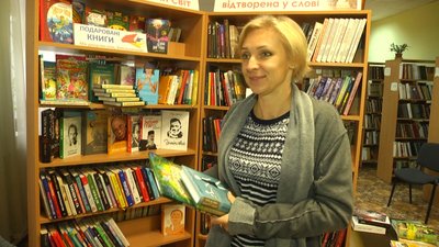 За словами бібліотекарки Олесі Горобняк, попит на українську книгу зараз великий, а книжок в бібліотеках саме українською мовою не так багато, як хотілося б.