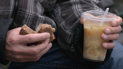 У центрі Рівного почали роздавати безкоштовні обіди для людей у скруті У центрі Рівного почали роздавати безкоштовні обіди для людей у скруті