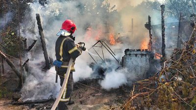 Господарча споруда та суха трава. Рятувальники п'ять разів гасили пожежі на Миколаївщині