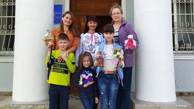 Ляльки з ниток і стилізовані картини: на Тернопільщині переселенці займаються арт-терапією Ляльки з ниток і стилізовані картини: на Тернопільщині переселенці займаються арт-терапією