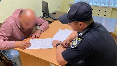 Житель Глухова виманював гроші через фейкові Facebook-профілі — прокуратура