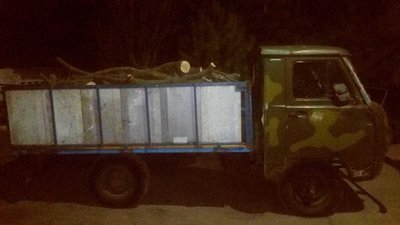 На Херсонщині поліцейські вилучили у лісового браконьєра майже 3 кубометри дубу На Херсонщині поліцейські вилучили у лісового браконьєра майже 3 кубометри дубу