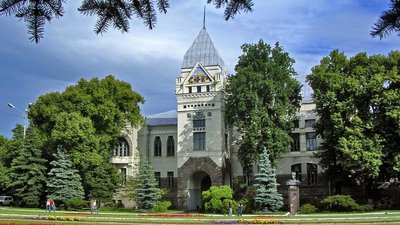Дерев'яна хата в поєднанні з церковним стилем: український архітектурний модерн на Чернігівщині Дерев'яна хата в поєднанні з церковним стилем: український архітектурний модерн на Чернігівщині
