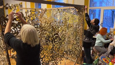 "Сітки – річ, яка зберігає життя", – житомирянка Анастасія Нестерова вісім років тому створила осередок з плетіння сіток "Сітки – річ, яка зберігає життя", – житомирянка Анастасія Нестерова вісім років тому створила осередок з плетіння сіток