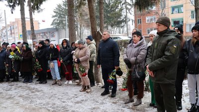 На Вінниччині відкрили пам'ятну дошку на честь загиблого нацгвардійця На Вінниччині відкрили пам'ятну дошку на честь загиблого нацгвардійця