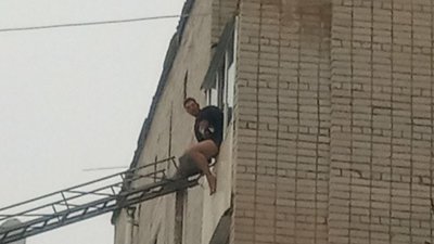 Звисав з балкону: у Харкові врятували мешканця п'ятиповерхівки Звисав з балкону: у Харкові врятували мешканця п'ятиповерхівки