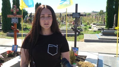 Прийшла сьогодні на могилу Валентина Коваля, його донька Каріна Лепікаш. Фото: Суспільне Поділля Прийшла сьогодні на могилу Валентина Коваля, його донька Каріна Лепікаш. Фото: Суспільне Поділля