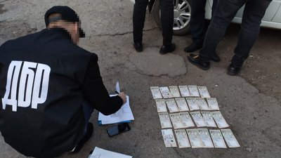 Вимагав хабар за дозвіл на придбання зброї – на Херсонщині затримали інспектора Нацполіції Вимагав хабар за дозвіл на придбання зброї – на Херсонщині затримали інспектора Нацполіції