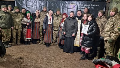 До військових 103 бригади ТрО на передову завітали колядники До військових 103 бригади ТрО на передову завітали колядники