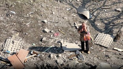 Жінка біля будинку, по якому РФ вдарила бомбою у Слов'янську 11 жовтня