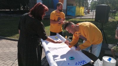 На Кіровоградщині створюють державний прапор України з відбитків пальців
