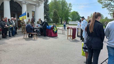 У Полтаві прощаються із бійцем Віталієм Качалкою