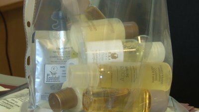 У форматі "міні": у Черкасах складають гігієнічні набори для військових