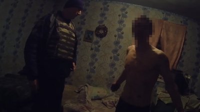Погрожував ножем матері та кидався з шилом на поліцейських: черкащанину повідомили про підозру