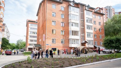 Квітник, вулиця Карпенка, 12Б, квітник пам'яті