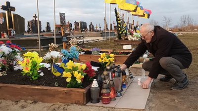 Володимир Мармус на могилі сина Володимир Мармус на могилі сина