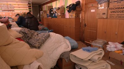 Щодня приймають десятки переселенців: як у Рівному працює гуманітарний склад Щодня приймають десятки переселенців: як у Рівному працює гуманітарний склад
