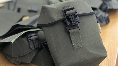 "Сидіти — негоже, бо наші хлопці там стоять за нас". Як у Болехові волонтери виготовляють аптечки й маскувальні сітки "Сидіти — негоже, бо наші хлопці там стоять за нас". Як у Болехові волонтери виготовляють аптечки й маскувальні сітки