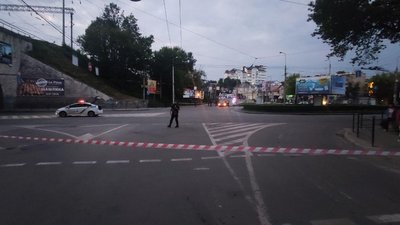 У Тернополі невідомі залишили посеред дороги авто. Вибухотехніки перевіряли У Тернополі невідомі залишили посеред дороги авто. Вибухотехніки перевіряли