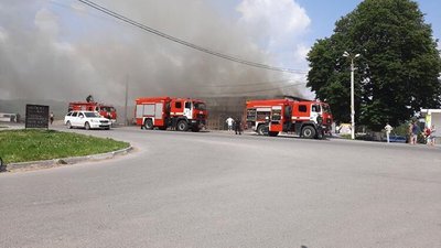 Під Вінницею горів торговий центр: гасили 20 рятувальників Під Вінницею горів торговий центр: гасили 20 рятувальників