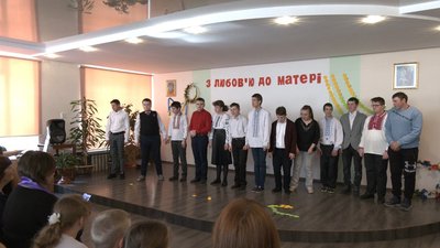 У Тернополі учні спецшколи привітали своїх мам зі святом У Тернополі учні спецшколи привітали своїх мам зі святом