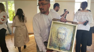 "Ікони замість патронів". У Чернівцях представили виставку ікон на ящиках від боєприпасів