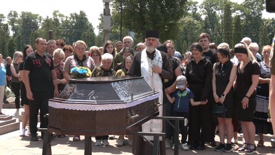 У Житомирі попрощалися із двома військовими, які загинули за Україну У Житомирі попрощалися із двома військовими, які загинули за Україну