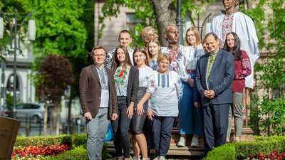 У Франківську Руську трійцю вдягнули у вишиванки