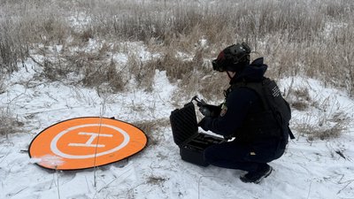 Місце зльоту і посадки дронів під час навчання рятувальників Донецька область