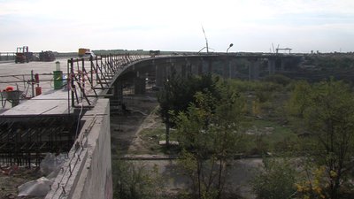 Будівельники завершили бетонування проїжджої частини мосту через Дніпро у Запоріжжі