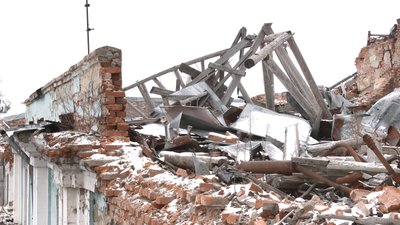 У будинку поруч з міською радою Харкова зняли аварійні конструкції: майже два роки будівля без даху після удару РФ 6