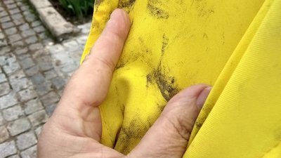 Наруга над державним символом: на Вінниччині чоловік витер руки прапором України Наруга над державним символом: на Вінниччині чоловік витер руки прапором України