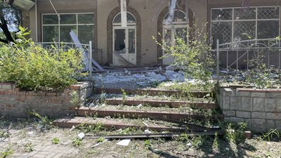 Зруйноване обстрілами кафе в Херсоні