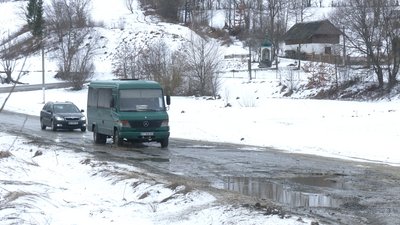 Як живе село на Франківщині з дорогою, яку ремонтували ще у 90-х, і коли її полагодять Як живе село на Франківщині з дорогою, яку ремонтували ще у 90-х, і коли її полагодять