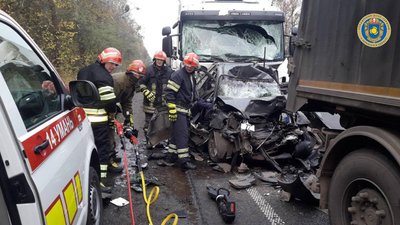 Легковик затисло поміж вантажівками: на Уманщині сталася жахлива ДТП Легковик затисло поміж вантажівками: на Уманщині сталася жахлива ДТП