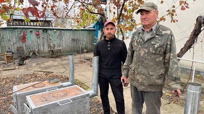 "Робимо з того, що знаходимо вдома". Майстри з Буковини виготовляють пічки для військових