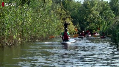 На Дніпрі поблизу Херсона прибирали у плавнях