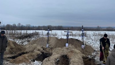 П'ятьох переселенців, яких вбили, поховали у Судобичах на Рівненщині П'ятьох переселенців, яких вбили, поховали у Судобичах на Рівненщині